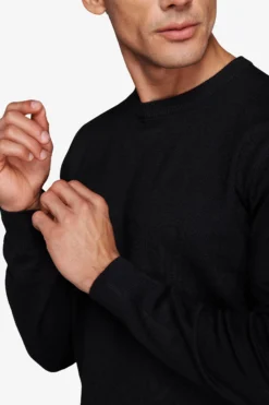 Black basic crew-neck jumper