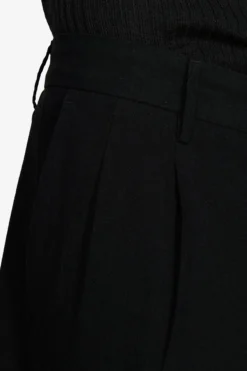 VOLUME Black linen blend bermuda shorts
